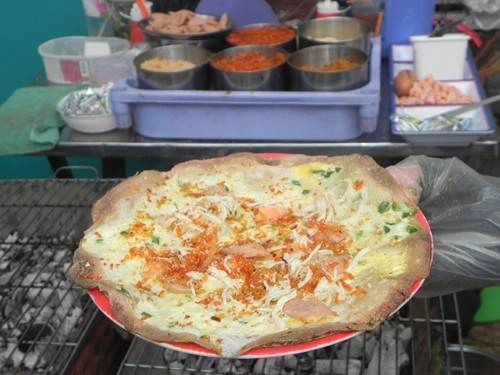 Bánh tráng ở đây phong phú nhân các loại như gà, thịt bằm, trứng, pate, chà bông, khô bò. Nơi này bắt đầu bán từ 17h hàng ngày với mức giá từ 12.000-25.000 đồng một cái tùy loại nhân và số lượng nhân khách yêu cầu. Bánh tráng ở đây phong phú nhân các loại như gà, thịt bằm, trứng, pate, chà bông, khô bò. Nơi này bắt đầu bán từ 17h hàng ngày với mức giá từ 12.000-25.000 đồng một cái tùy loại nhân và số lượng nhân khách yêu cầu.