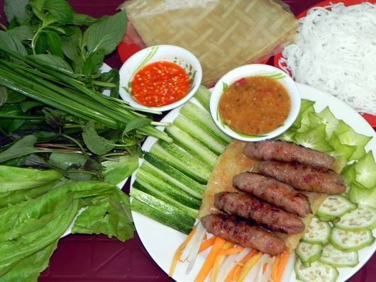 Nem nướng không xa lạ gì với dân Đà Lạt, nổi tiếng với nem nướng bà Hùng, bà Nghĩa. Nem nướng không xa lạ gì với dân Đà Lạt, nổi tiếng với nem nướng bà Hùng, bà Nghĩa.