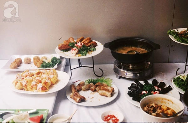 Buffet chay ở quán khá đa dạng với đủ món hấp, chiên, kho, các loại bánh, chè, thạch, trái cây với giá 100 ngàn đồng/ suất. Các món chay của quán làm khá đậm đà, dễ ăn, nhưng ghi điểm nhất vẫn là những món ngọt lạ miệng, ít nơi có như xôi mít hay gà Kungpao (gà xào với ớt chuông).