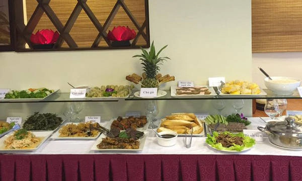 Về thực đơn, buffet ở nhà hàng này có khoảng hơn 20 món, bên cạnh các món quen thuộc như gỏi cuốn, nem Hà Nội, nộm, gỏi, bánh đúc… còn có phở chay, bún riêu chay, bún nem, bánh gio, bánh bèo cơm thực dưỡng…