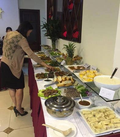 Hàng ngày quán cũng bán cơm theo mô hình buffet nhưng ít món hơn với giá 30 ngàn đồng. Ngoài cơm, ở đây còn có lẩu, bún, phở khá đa dạng. Về không gian, quán được bài trí nhẹ nhàng với nhiều bàn ngồi bệt.