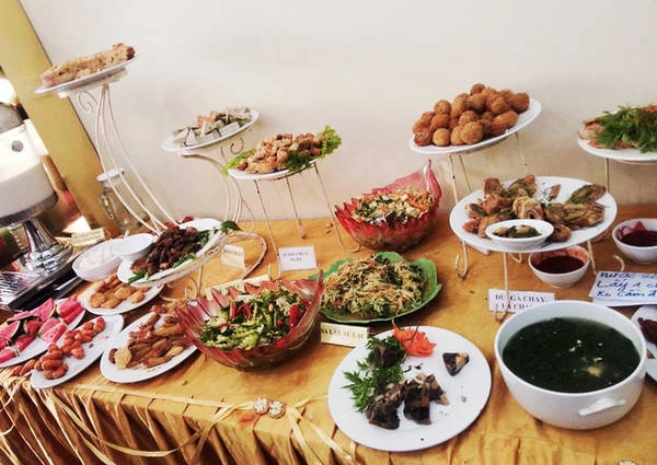 Điểm cộng cho buffet chay Quán Thánh là các món đa dạng trong đó có những món ít nơi bán như cơm cuốn, nem cuốn chay... Ngoài buffet, cơm suất ở đây cũng rất dễ chịu và đầy đặn với giá khoảng 30/ phần có 3, 4 món mặn, 2 món rau đi kèm canh và chè.