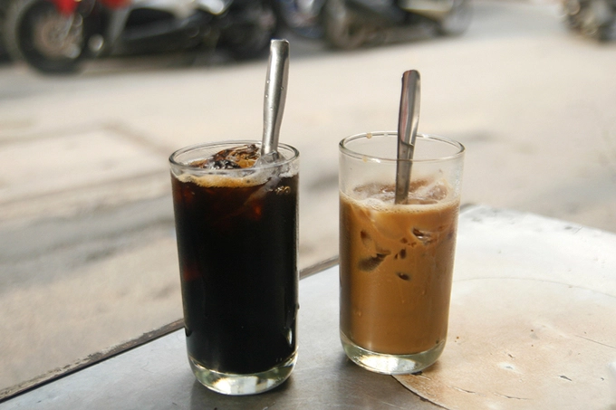 Giá một ly cà phê là 15.000 đồng. Ngoài cà phê, cà phê sữa, quán còn có nước sâm, nha đam... Giá một ly cà phê là 15.000 đồng. Ngoài cà phê, cà phê sữa, quán còn có nước sâm, nha đam...