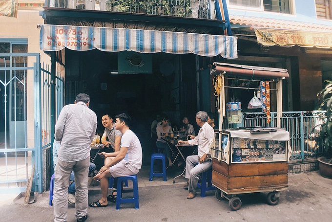 Quán Cheo Leo Khép nép trong một con hẻm bàn cờ của đường Nguyễn Thiện Thuật, quận 3, quán Cheo Leo tính đến nay đã gần 80 tuổi. Nơi đây trước đây từng tập trung đông học sinh trường Petrus Ký, Chu Văn An. Ngày nay, quán là điểm dừng chân quen thuộc của nhiều du khách, đặc biệt là người nước ngoài. Quán Cheo Leo Khép nép trong một con hẻm bàn cờ của đường Nguyễn Thiện Thuật, quận 3, quán Cheo Leo tính đến nay đã gần 80 tuổi. Nơi đây trước đây từng tập trung đông học sinh trường Petrus Ký, Chu Văn An. Ngày nay, quán là điểm dừng chân quen thuộc của nhiều du khách, đặc biệt là người nước ngoài.