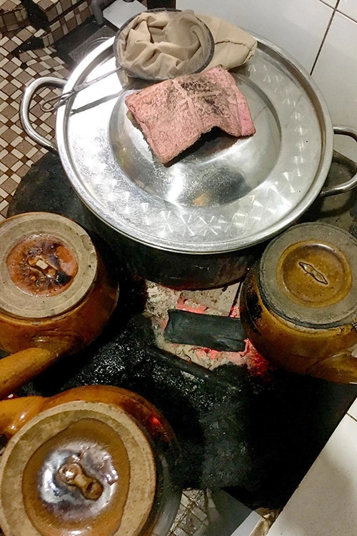 Ly cà phê được pha chế bằng vợt thường không có độ sánh đặc như pha phin nhưng lại có mùi thơm lâu. Quán mở cửa từ tờ mờ sáng, mỗi ly cà phê có giá 12.000 đồng. Ly cà phê được pha chế bằng vợt thường không có độ sánh đặc như pha phin nhưng lại có mùi thơm lâu. Quán mở cửa từ tờ mờ sáng, mỗi ly cà phê có giá 12.000 đồng.