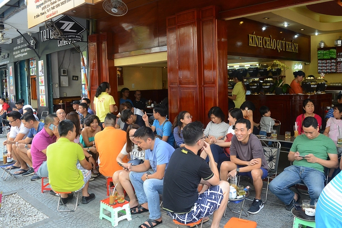 Cà phê Vy Nằm ngay mặt tiền đường Lê Thánh Tôn, quận 1, quán có không gian không quá bề thế mà tạo cảm giác gần gũi và thoải mái. Gian nhà bên trong chỉ hơn 20m2, có quầy pha chế chiếm gần hết diện tích. Bên cạnh không gian bên trong, khách còn có thể ngồi trên những chiếc ghế xếp trên vỉa hè. Cà phê Vy Nằm ngay mặt tiền đường Lê Thánh Tôn, quận 1, quán có không gian không quá bề thế mà tạo cảm giác gần gũi và thoải mái. Gian nhà bên trong chỉ hơn 20m2, có quầy pha chế chiếm gần hết diện tích. Bên cạnh không gian bên trong, khách còn có thể ngồi trên những chiếc ghế xếp trên vỉa hè.