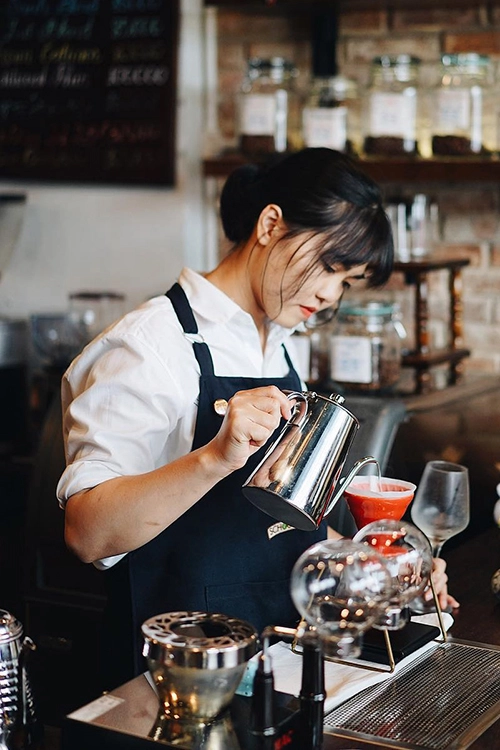 Shin Nếu không phải là người thích những điều xưa cũ, địa chỉ này điểm dừng chân lý tưởng cho bạn. Quán có không gian hiện đại được dẫn vào bởi lối đi xanh mát nhờ cây cối. Quán nằm trên đường Hồ Huấn Nghiệp, mở cửa từ 6h30 mỗi ngày. Giá các món đồ uống của quán từ 70.000 đồng Shin Nếu không phải là người thích những điều xưa cũ, địa chỉ này điểm dừng chân lý tưởng cho bạn. Quán có không gian hiện đại được dẫn vào bởi lối đi xanh mát nhờ cây cối. Quán nằm trên đường Hồ Huấn Nghiệp, mở cửa từ 6h30 mỗi ngày. Giá các món đồ uống của quán từ 70.000 đồng