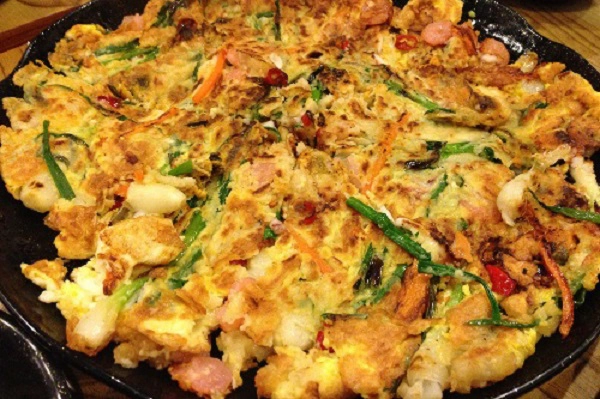Bạn sẽ tìm thấy những món ngon nổi tiếng xứ sở kim chi như thịt ba chỉ nướng, kimbap, canh kim chi, mì lạnh, gà hầm sâm, bánh ttol, canh đậu hũ cay suntubu hay lẩu nấm... Nếu đã thử các món Hàn, bạn đừng quên gọi món panchan ăn kèm để tròn vị hơn. Ảnh: Hồng Liên.