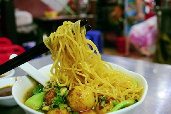 Khi đặt chân đến quận 5, du khách sẽ không khó để bắt gặp hình ảnh của các quán ăn gốc Hoa từ hủ tiếu, mì cho đến các món xôi, phá lấu, bánh hẹ, bột chiên... Các tiệm này dễ dàng nhận biết bởi các biển hiệu tiếng Trung. Giá cả cũng tùy món mà dao động. Ảnh: Phong Vinh.