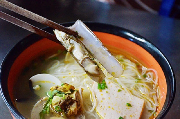Đến đây, bạn có thể thưởng thức các món như hủ tiếu ốc, bún riêu cua ốc, bánh canh, nui, chuối nướng... với giá khoảng 25.000 - 50.000 đồng. Món nổi bật tại khu chợ này là bún num bo chốc được nấu từ loại mắm prohoc, một đặc sản ở Campuchia và các loại chè nấu từ loại đường thốt nốt.