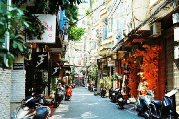 Phố Nhật Bản, quận 1  Gần như "đồng phục", con đường nhựa chưa đầy 2 km ở quận 1, từ hẻm 15A, 15B Lê Thánh Tôn sang Thái Văn Lung đều phủ đầy các bảng hiệu, cảnh cửa làm từ gỗ, vải, đèn lồng tone màu trắng, đỏ, vàng. Nếu không có chữ tiếng Việt, nhiều người đang ngỡ rằng mình đang đứng giữa đất nước mặt trời mọc. Có lẽ vì vậy mà giới trẻ Sài thành mới gọi đây là "khu phố Nhật Bản" giữa lòng phố. Ảnh: Kim Huệ.