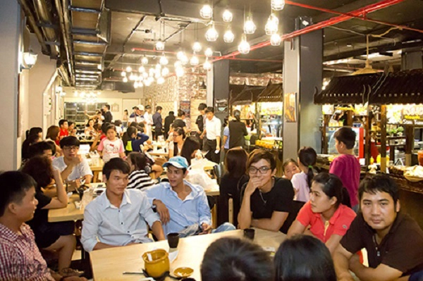 Khu ẩm thực Thái ở đường Nguyễn Tri Phương, quận 5  Từ những món mặn đến món ngọt, từ quen thuộc hay xa lạ đối với những người đã từng đến Thái Lan, địa chỉ này có "tất tần tật" những món như vậy. Nơi này được vận hành như một khu ẩm thực đường phố.