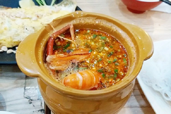 Thực đơn của khu này nổi bật với các món đặc sản của Thái Lan như tom yum, lod chong, kem dừa, gỏi Thái, son-tam, heo xiên nướng... Ảnh: Di Vỹ.