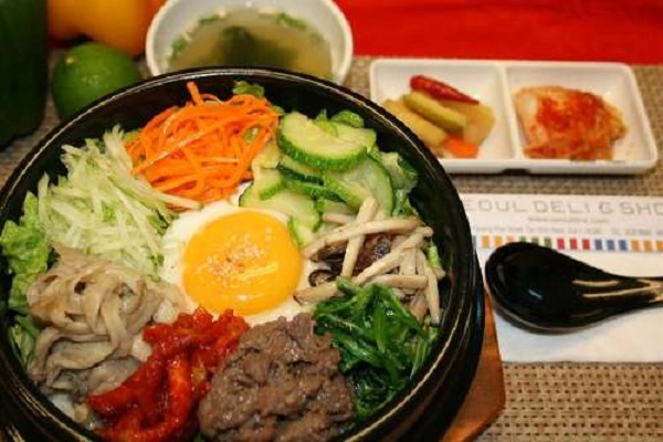 Ẩm thực Hàn Quốc ở quận Tân Bình, quận 7, 1  Nếu là tín đồ của các món Hàn, bạn muốn thưởng thức mì lạnh trong khí trời nóng bức ở Sài Gòn hay cuốn miếng sườn nướng và nhâm nhi với ly rượu sochu trong một buổi tối se lạnh thì có thể tìm đến nhiều quán ăn ở Tân Bình, quận 7 hoặc quận 1. Các đoạn đường Thăng Long, Trường Sơn, Tân Sơn Hòa (bên góc phải chợ Phạm Văn Hai) hay khu vực quận 1 trên các tuyến đường Thái Văn Lung, Lê Thánh Tôn, Lê Duẩn... được xem là nơi tập trung đông các quán ăn Hàn Quốc, nhưng nổi bật nhất là khu Phú Mỹ Hưng ở quận 7. Ảnh: Monngon.