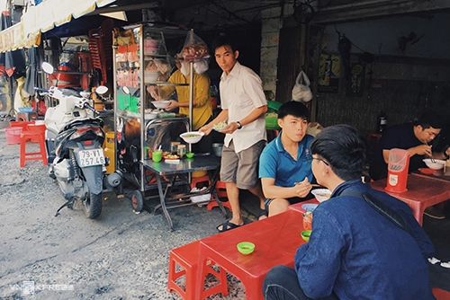 Khách đến ăn có thể để xe trước quán, có người trông coi. Ảnh: Di Vỹ. Khách đến ăn có thể để xe trước quán, có người trông coi. Ảnh: Di Vỹ.