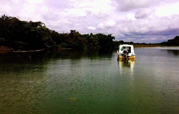 Lên thuyền khám phá đảo nằm giữa lòng hồ Trị An. Ảnh: 2saigon.vn