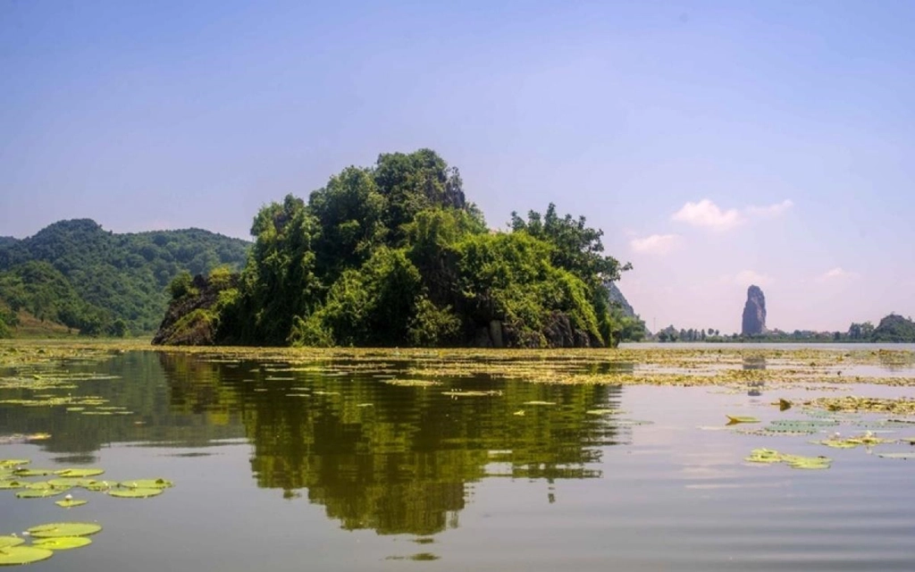 Thuê một chiếc thuyền đi dạo trên mặt hồ, bạn cảm giác như hòa mình vào thiên nhiên hoang sơ, rộng lớn. Không khí của hồ trong lành, những cơn gió nhẹ làm làn nước lăn tăn, gợn sóng nhìn rất thơ và yên ả. Những đóa sen vươn mình lên cao khỏi mặt nước tỏa hương thơm ngào ngạt và bung nở những cánh sen mỏng manh, tỏa sáng long lanh trong ánh nắng. Đến đây bạn không những được chụp ảnh mà còn được thưởng thức bức tranh thiên nhiên tuyệt đẹp. Vé vào cổng khoảng 15.000 đồng/người. Ảnh: truyenhinhdulich.