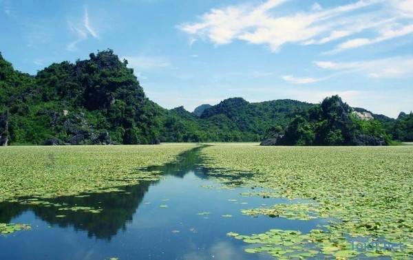 Du khách thăm hồ Quan Sơn bằng thuyền sẽ được ghé vào những ngọn núi với nhiều tên gọi khác nhau: núi Trâu Trắng, đảo Sư Tử, núi Quai Chèo, đồi Voi Phục... đồng thời leo núi và cắm trại nghỉ lại qua đêm, tận hưởng bầu không khí bên đêm trong lành. Ngoài ra, các bạn còn được chơi các môn thể thao nước, bơi thuyền và thưởng thức các món thủy sản như cá, tôm, cua, ốc núi tươi sống.