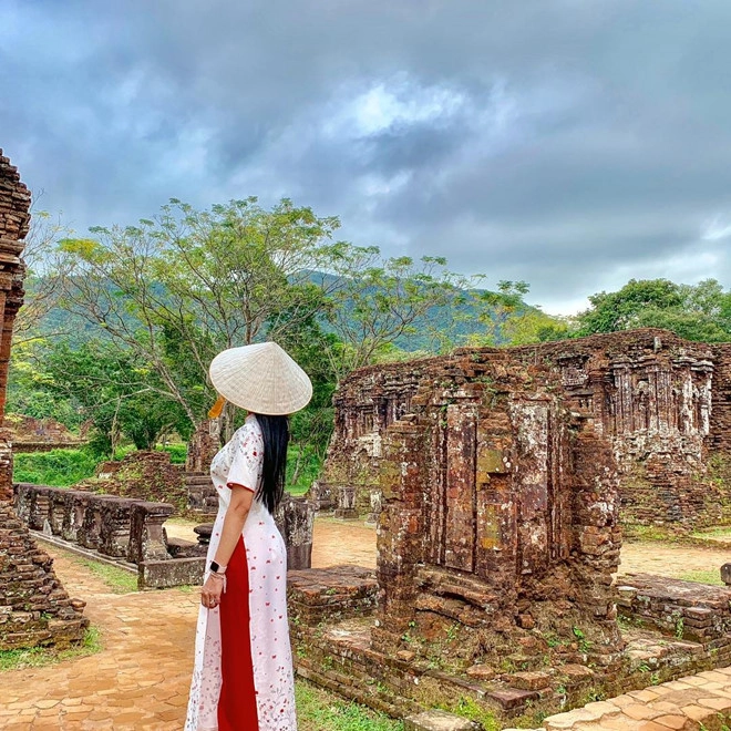 Thánh địa Mỹ Sơn: Khu đền tháp nằm trong một thung lũng có đường kính khoảng 2 km, là tổ hợp bao gồm nhiều cụm đền đài Chăm Pa, xung quanh là quang cảnh đồi núi trùng điệp. Thánh địa Mỹ Sơn là địa điểm du lịch lý tưởng để tham quan, khám phá và tìm hiểu về lịch sử. Đến đây, bạn có thể tậu về một album ảnh đầy tính nghệ thuật với nhiều ngôi đền độc đáo. Ảnh: @asilvasdotcom, @nngocngocc.