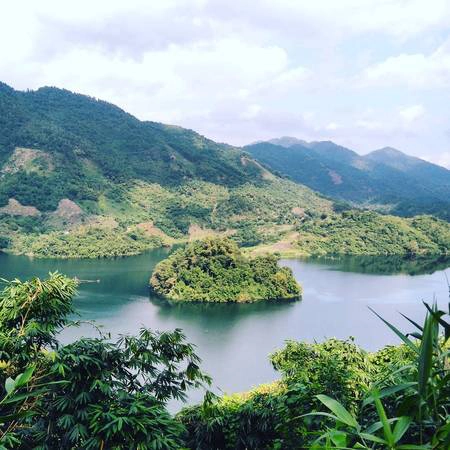 Đến với Thung Nai du khách sẽ thực sự bước vào một thế giới với phong cảnh sông núi thơ mộng. Đặc biệt những ngày nắng nóng, khi tới đây bạn sẽ được tận hưởng không khí trong lành hương rừng, gió núi của làn nước mát lạnh. Ảnh: lvcifer6 Đến với Thung Nai du khách sẽ thực sự bước vào một thế giới với phong cảnh sông núi thơ mộng. Đặc biệt những ngày nắng nóng, khi tới đây bạn sẽ được tận hưởng không khí trong lành hương rừng, gió núi của làn nước mát lạnh. Ảnh: lvcifer6