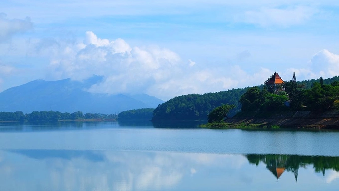 Hồ T'Nưng là nơi ẩn náu của các loài chim như: bói cá, cuốc đen... Chim kơ túc, kơ vông. Đến đây, bạn sẽ có dịp thăm thú và khám phá mặt hồ rộng lớn được bao phủ bởi những rừng thông xanh. Bạn đừng quên ghé một ngọn tháp để quan sát hồ từ trên cao.  Ngoài ra, ở hồ cũng có dịch vụ cho ngồi thuyền khám phá. Ảnh: @tam.balo.