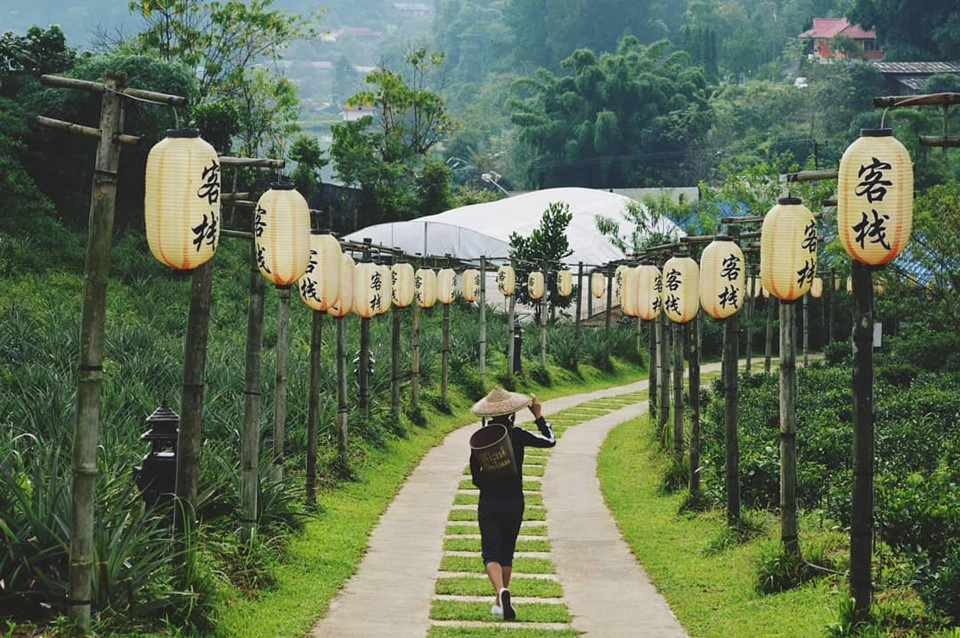 Ban Rak Thai: Nằm giữa núi đồi mênh mông ở phía Bắc Thái Lan, ngôi làng Ban Rak Thai mang vẻ đẹp nguyên vẹn, cổ kính. Đến đây, chỉ cần đưa máy lên là bạn có thể tạo ra vô số tấm hình tuyệt đẹp với mảng xanh của núi rừng. Ảnh: @stephanieecate. 