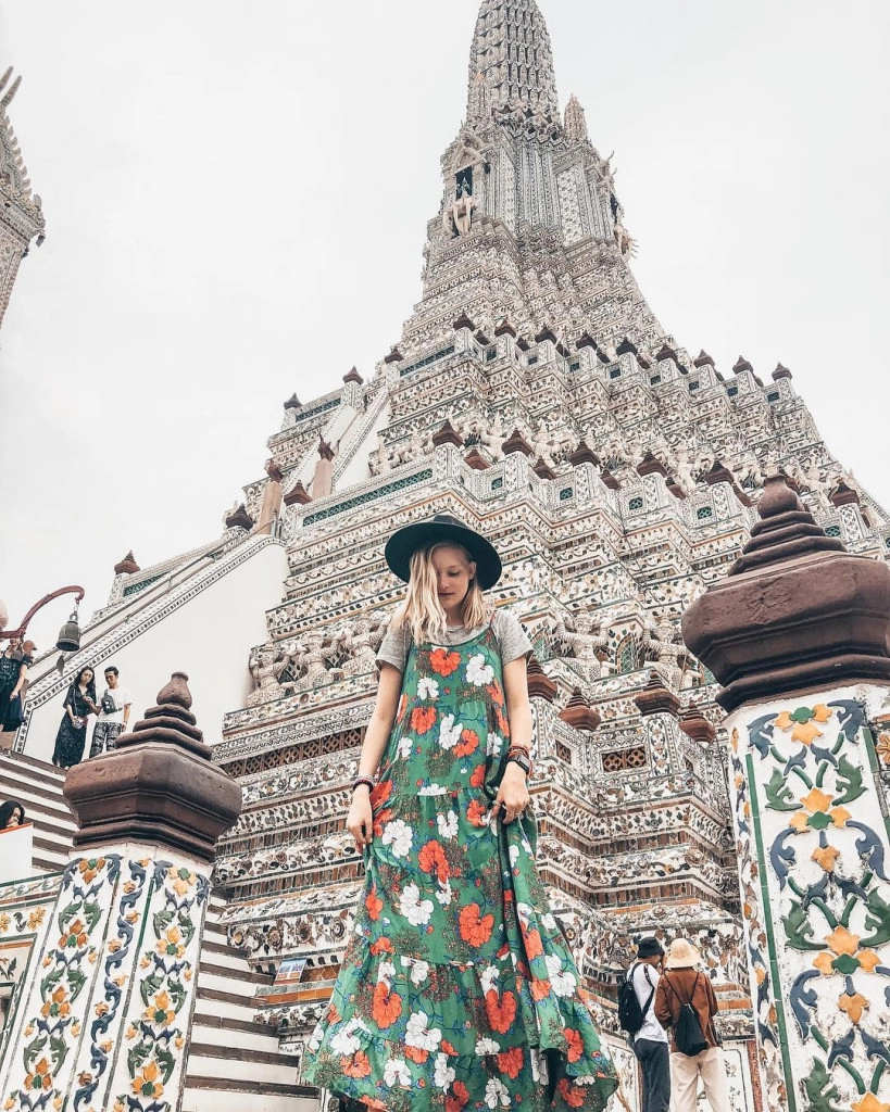 Chùa Bình Minh - Wat Arun: Với thiết kế kiến trúc khảm hình hoa, khảm đồ sứ màu Trung Quốc, ngôi chùa đã trở thành địa điểm hấp dẫn du khách đến Thái Lan. Đến đây bạn có thể chiêm ngưỡng vẻ đẹp nguy nga của ngôi chùa, cầu nguyện và lưu lại nhiều tấm hình đẹp chất ngất trong máy ảnh của mình. Ảnh: @novikes, @chloe.skillman, @cpmha, @_duyxn. 