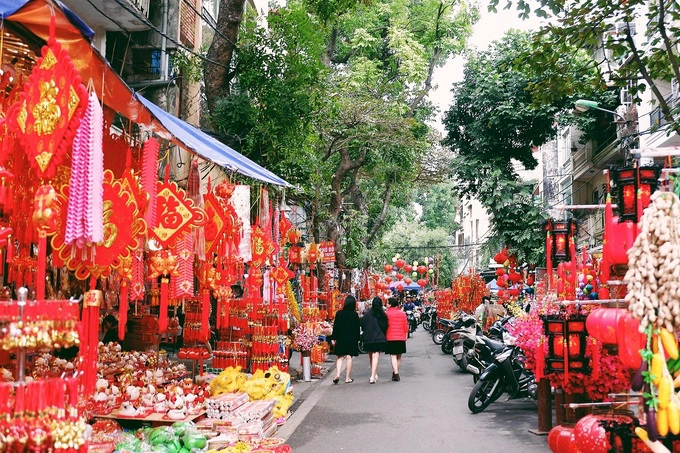 Hàng Mã  Nằm cách phố Phùng Hưng khoảng 100 m là con đường buôn bán đồ trang trí lớn nhất thành phố. Vào mỗi ngày lễ như Tết Nguyên đán, Trung thu và Halloween, các cửa hàng trên phố đồng loạt thay mặt hàng trang trí, tạo thành cảnh quan đẹp cho du khách tham quan. Ảnh: Lan Hương.