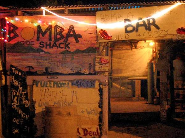 4. Bomba's Surfside Shack ở Tortola: Quán bar này được làm từ những cột điện thoại cũ và các loại gỗ tái chế khác. 