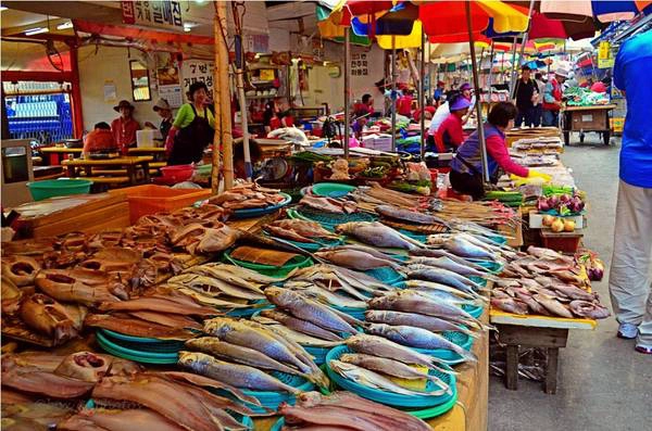 Chợ được chia thành nhiều khu riêng biệt và hoạt động suốt ngày đêm. Ảnh: boxofphotos.wordpress.com