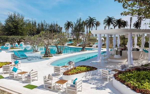 Cũng như Santorini, khách sạn Alma Oasis Long Hải ở Bà Rịa - Vũng Tàu gây ấn tượng với du khách bởi hai gam màu chủ đạo là xanh - trắng. Khu nghỉ nằm bên bờ biển Long Hải, cách TP HCM khoảng 120 km. Tại đây có 5 biệt thự, 69 phòng bungalow, tất cả đều có view hướng vườn hoặc biển, tạo cảm giác thoải mái. Cũng như Santorini, khách sạn Alma Oasis Long Hải ở Bà Rịa - Vũng Tàu gây ấn tượng với du khách bởi hai gam màu chủ đạo là xanh - trắng. Khu nghỉ nằm bên bờ biển Long Hải, cách TP HCM khoảng 120 km. Tại đây có 5 biệt thự, 69 phòng bungalow, tất cả đều có view hướng vườn hoặc biển, tạo cảm giác thoải mái.
