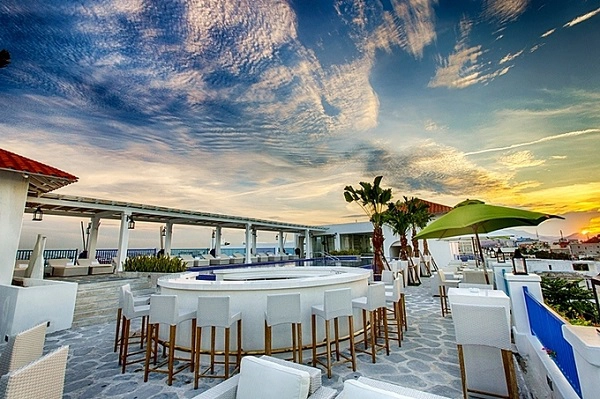Risemount Resort là một khu nghỉ khác ở Đà Nẵng cũng lấy cảm hứng tương tự. Tuy nhiên thiết kế của nơi này hoàn toàn khác với ban công màu xanh nổi bật trên nền trắng tổng thể. Nếu Santorini từng được bình chọn là điểm ngắm hoàng hôn đẹp nhất thế giới, khách sạn cũng có khu quầy bar sân thượng để khách tận hưởng những tia nắng cuối ngày. Risemount Resort là một khu nghỉ khác ở Đà Nẵng cũng lấy cảm hứng tương tự. Tuy nhiên thiết kế của nơi này hoàn toàn khác với ban công màu xanh nổi bật trên nền trắng tổng thể. Nếu Santorini từng được bình chọn là điểm ngắm hoàng hôn đẹp nhất thế giới, khách sạn cũng có khu quầy bar sân thượng để khách tận hưởng những tia nắng cuối ngày.