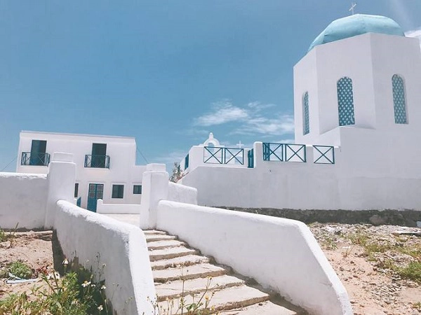 Để check-in Santorini "chuyên nghiệp" hơn, bạn có thể ghé một số phim trường dựng theo phong cách này. Nổi tiếng nhất là phim trường Island ở Đà Nẵng với lối đi và các công trình được xây như bản sao của hòn đảo ở Hy Lạp. Tuy nhiên, phim trường này hiện trong giai đoạn tu sửa và chưa mở cửa trở lại. Ảnh: Instagram. Để check-in Santorini "chuyên nghiệp" hơn, bạn có thể ghé một số phim trường dựng theo phong cách này. Nổi tiếng nhất là phim trường Island ở Đà Nẵng với lối đi và các công trình được xây như bản sao của hòn đảo ở Hy Lạp. Tuy nhiên, phim trường này hiện trong giai đoạn tu sửa và chưa mở cửa trở lại. Ảnh: Instagram.