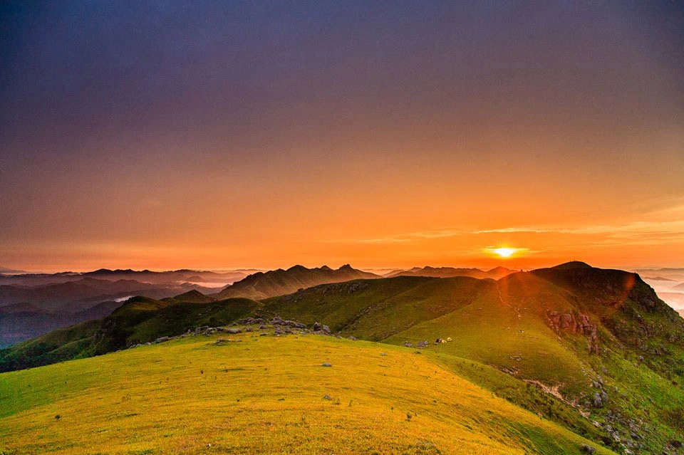 Đồng Cao, Bắc Giang: Cao nguyên nhỏ thuộc huyện Sơn Động, tỉnh Bắc Giang, cách Hà Nội khoảng 150 km là điểm đến cuối tuần thu hút nhiều bạn trẻ. Với độ cao gần 1.000 m so với mặt nước biển, nơi đây hoàn toàn thích hợp với những buổi dựng lều, đốt lửa trại cùng bạn bè. Ảnh: @pansy.nht.