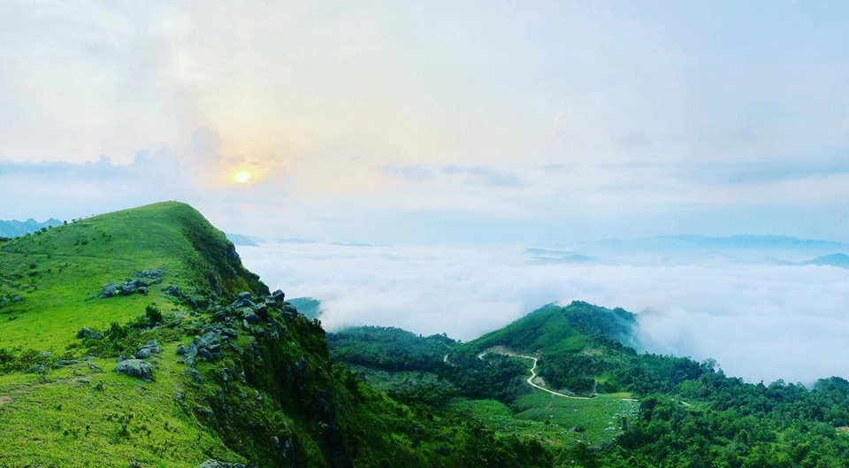 Trải nghiệm tuyệt vời nhất ở Đồng Cao là vào lúc tờ mờ sáng, khi sương mù còn phủ kín, ngồi giữa vùng thảo nguyên rộng lớn chờ đón ánh bình minh ló rạng. Vì chưa đưa vào khai thác du lịch nhiều nên các dịch vụ ở đây còn khá sơ sài, bạn nên trang bị đầy đủ đồ đạc cũng như lương thực cho chuyến đi của mình. Ảnh: @meophuots.