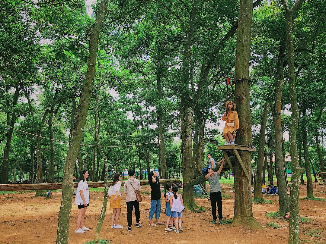 Thời điểm đẹp nhất cho chuyến du lịch Đồng Mô là mùa hè và mùa thu bởi thời tiết không quá lạnh, thích hợp cho các hoạt động vui chơi ngoài trời hay dưới nước. Nếu đi theo nhóm đông người, bạn có thể tự chuẩn bị đồ ăn theo sở thích và thuê bếp nướng để cùng nhau nhóm lửa với giá chỉ khoảng 150.000 - 250.000 đồng/bếp. Ảnh: @__hanmixx, @thanhpg55.