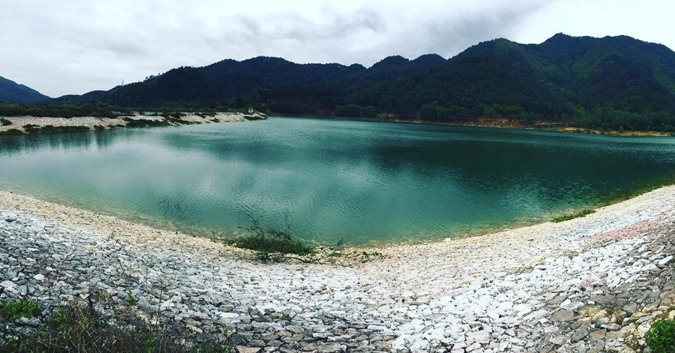 Dưới chân núi là hồ Núi Bàu trong xanh. Buổi sáng, sương mù bao phủ như những làn khói khắp cả mặt hồ. Đến chiều tà khi hoàng hôn buông xuống, ngồi ngắm mặt hồ tĩnh lặng cùng nhóm bạn, hưởng gió mát từ rừng thông, bạn sẽ thấy mọi muộn phiền đều trôi hết. Ảnh: @ph.thao.