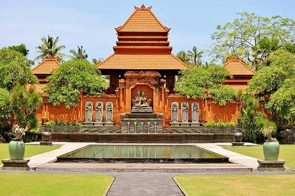 Ubud không chỉ tự hào bởi sở hữu cảnh sắc thiên nhiên tươi đẹp, mà còn chứa đựng nhiều giá trị văn hóa hấp dẫn. Ubud không chỉ tự hào bởi sở hữu cảnh sắc thiên nhiên tươi đẹp, mà còn chứa đựng nhiều giá trị văn hóa hấp dẫn.