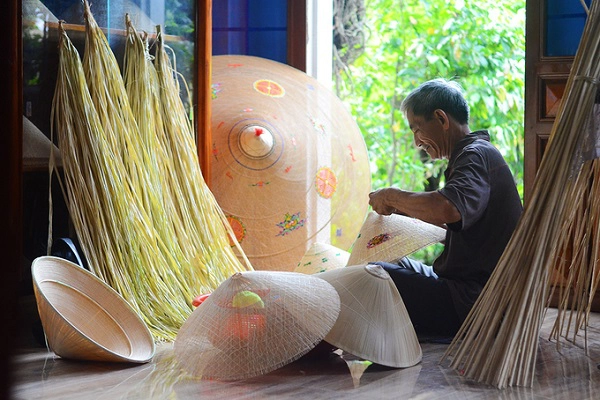 Nếu đam mê các công trình lịch sử, bạn có thể tìm đến tháp đôi, tháp Cánh Tiên, tháp Dương Long... Nếu thích thiên nhiên, bạn đừng nên bỏ qua những cái tên như Kỳ Co, Eo Gió hay đảo Cù Lao Xanh. Bạn cũng có thể ghé thăm các làng nghề nấu rượu Bầu Đá, làm bánh tráng, làm nón ngựa... ở vùng ngoại ô. Ảnh: Phong Vinh.