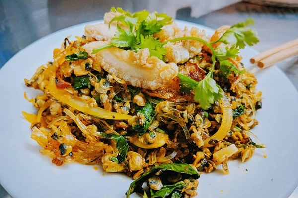 Ngoài ra, bạn không nên bỏ qua cơ hội thưởng thức những món ngon như cơm hến, bún bò, bún thịt nướng, bánh khoái, bánh canh Nam Phổ, chè Huế, bánh chưng Nhật Lệ... Ảnh: Viet Nguyen.