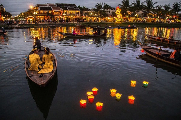 Hội An, Quảng Nam  Nhiều lần được báo chí nước ngoài ca ngợi, Hội An là điểm đến không mới nhưng bạn vẫn có thể tận hưởng không khí đặc biệt, khi đón Tết trên những con phố cổ kính bên dòng sông Hoài. Sự hấp dẫn của phố cổ Hội An không chỉ nằm ở những giá trị văn hóa qua kiến trúc đa dạng, mà còn có trong cuộc sống thường nhật của cư dân, các lễ hội, nét nghệ thuật hay các đặc sản... Ảnh: CNN.
