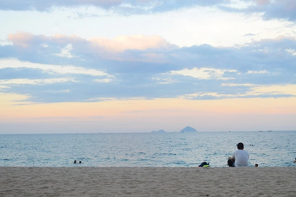 Nha Trang  Nếu là tín đồ của biển, Nha Trang sẽ là điểm đến bạn nên tìm hiểu ngay từ bây giờ. Thành phố hút khách bởi hòn Mun, Hòn Tằm có làn nước trong veo và san hô đa dạng, cùng với vịnh Ninh Vân, vịnh Vân Phong hoang sơ. Ngoài ra, bạn cũng có thể ghé thăm viện Hải dương học để tìm hiểu trên 20.000 sinh vật dưới nước, hay dạo quanh tháp Bà Ponagar của người Chăm, cảng Vũng Rô, làng Đại Lãnh và chợ Đầm nhộn nhịp... Ảnh: Phong Vinh