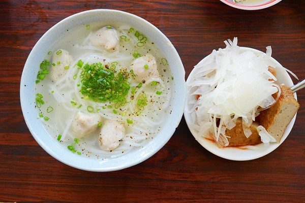 Hải sản tươi ngon hay các món ăn địa phương hấp dẫn sẽ làm hành trình khám phá thành phố biển của bạn trở nên đáng nhớ hơn. Ảnh: Phong Vinh.