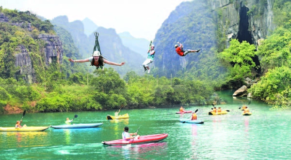 Zipline sông Chày. Ảnh: phongnhatourism Zipline sông Chày. Ảnh: phongnhatourism