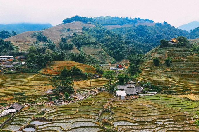 Sa Pa Cách Hà Nội chừng 5-6 tiếng di chuyển, Sa Pa là thiên đường du lịch đón khách quanh năm. Nếu mùa hè, đây là nơi tránh nóng lý tưởng, còn mùa đông, thị trấn nhỏ ở vùng núi Tây Bắc khoác lên mình chiếc áo mới là những vạt sương lãng đãng. Dịp cuối năm, khi khí hậu ở đây trở nên lạnh hơn, nhiều du khách tìm đến Sa Pa để thưởng thức khung cảnh tuyết rơi như ở châu Âu. Sa Pa Cách Hà Nội chừng 5-6 tiếng di chuyển, Sa Pa là thiên đường du lịch đón khách quanh năm. Nếu mùa hè, đây là nơi tránh nóng lý tưởng, còn mùa đông, thị trấn nhỏ ở vùng núi Tây Bắc khoác lên mình chiếc áo mới là những vạt sương lãng đãng. Dịp cuối năm, khi khí hậu ở đây trở nên lạnh hơn, nhiều du khách tìm đến Sa Pa để thưởng thức khung cảnh tuyết rơi như ở châu Âu.