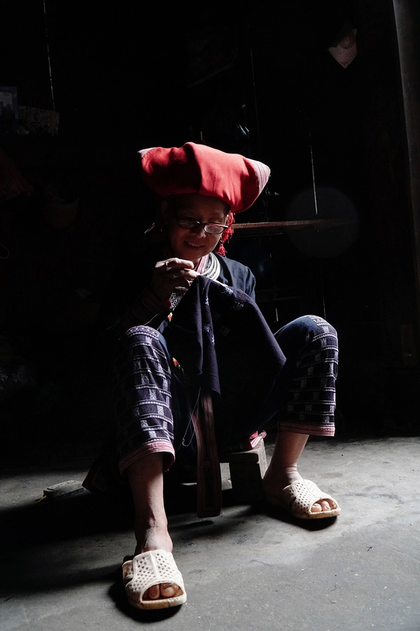 Sa Pa có đủ loại hình lưu trú cho bạn chọn từ nhà nghỉ, homestay ở bản, hostel, cho tới các khách sạn 4-5 sao, resort cao cấp nằm biệt lập. Một trong nhũng trải nghiệm được nhiều du khách thích thú, đặc biệt là người nước ngoài, đó là đi bộ vào trong những bản làng người dân tộc, tìm hiểu cuộc sống cũng như văn hoá của họ. Đến Sa Pa, bạn nhất định phải thử những món đặc sản Tây Bắc như thắng cố, mèn mén, lẩu cá (cá tầm, cá hồi), các loại thịt xiên nướng, cơm lam, lợn bản, gà đồi, cá suối... Sa Pa có đủ loại hình lưu trú cho bạn chọn từ nhà nghỉ, homestay ở bản, hostel, cho tới các khách sạn 4-5 sao, resort cao cấp nằm biệt lập. Một trong nhũng trải nghiệm được nhiều du khách thích thú, đặc biệt là người nước ngoài, đó là đi bộ vào trong những bản làng người dân tộc, tìm hiểu cuộc sống cũng như văn hoá của họ. Đến Sa Pa, bạn nhất định phải thử những món đặc sản Tây Bắc như thắng cố, mèn mén, lẩu cá (cá tầm, cá hồi), các loại thịt xiên nướng, cơm lam, lợn bản, gà đồi, cá suối...