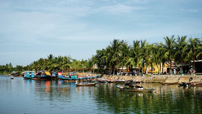 Hội An Giữa tháng 7, tạp chí Travel + Leisure bình chọn Hội An là một trong 15 thành phố du lịch tốt nhất thế giới năm 2018. Những thành phố được bình chọn vào top tốt nhất đều có kiến trúc đặc sắc, quán ăn độc đáo, văn hóa phong phú, cửa hàng hấp dẫn và Hội An xếp ở vị trí thứ 8. Với lợi thế nằm gần biển, có cảnh quan đặc trưng, nhiều trải nghiệm hấp dẫn, phố cổ của Việt Nam chưa có tín hiệu giảm nhiệt khi luôn đón đông du khách vào mỗi kỳ nghỉ. Hội An Giữa tháng 7, tạp chí Travel + Leisure bình chọn Hội An là một trong 15 thành phố du lịch tốt nhất thế giới năm 2018. Những thành phố được bình chọn vào top tốt nhất đều có kiến trúc đặc sắc, quán ăn độc đáo, văn hóa phong phú, cửa hàng hấp dẫn và Hội An xếp ở vị trí thứ 8. Với lợi thế nằm gần biển, có cảnh quan đặc trưng, nhiều trải nghiệm hấp dẫn, phố cổ của Việt Nam chưa có tín hiệu giảm nhiệt khi luôn đón đông du khách vào mỗi kỳ nghỉ.