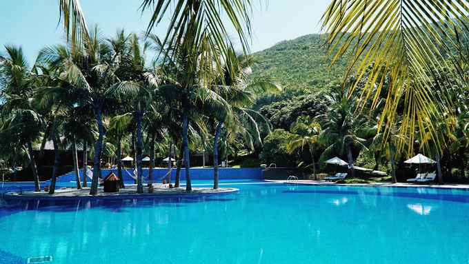 Nha Trang Nằm ở dải đất duyên hải miền Trung, thành phố biển Nha Trang cũng là điểm đến được nhiều gia đình lựa chọn. Nơi này nổi tiếng với bãi biển đẹp, nhiều resort cao cấp với dịch vụ đẳng cấp thích hợp cho kỳ nghỉ dài ngày. Một số điểm tham quan nổi tiếng mà người lần đầu đến đây không nên bỏ qua đó là tháp Bà Ponagar, chùa Long Sơn, chợ Đầm Môn, mũi Đôi... Nha Trang Nằm ở dải đất duyên hải miền Trung, thành phố biển Nha Trang cũng là điểm đến được nhiều gia đình lựa chọn. Nơi này nổi tiếng với bãi biển đẹp, nhiều resort cao cấp với dịch vụ đẳng cấp thích hợp cho kỳ nghỉ dài ngày. Một số điểm tham quan nổi tiếng mà người lần đầu đến đây không nên bỏ qua đó là tháp Bà Ponagar, chùa Long Sơn, chợ Đầm Môn, mũi Đôi...