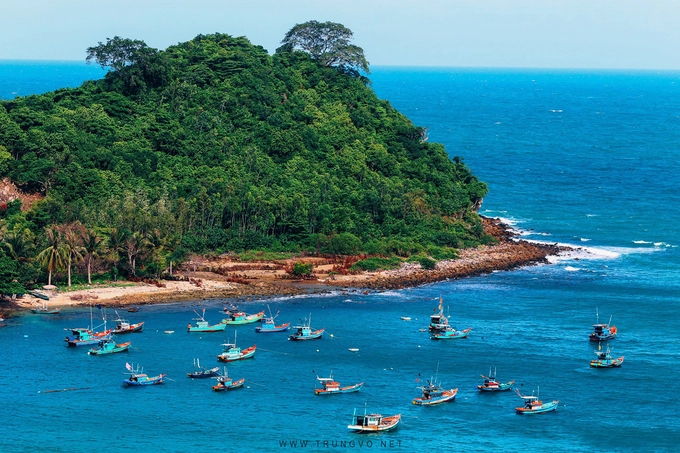 Quần đảo Nam Du Ngoài Phú Quốc, Kiên Giang còn sở hữu một "hòn ngọc" khác, có thể làm say đắm các du khách, đặc biệt là người yêu thiên nhiên. Đó là đảo Nam Du. Thời điểm từ tháng 12 đến tháng 4 năm sau cũng là lúc nơi này đón đông du khách do thời tiết thuận lợi. Quần đảo thuộc địa phận huyện Kiên Hải. Du khách đi từ cảng Rạch Giá tới hòn Lớn (hòn Củ Tron) ở quần đảo mất khoảng hơn 2 tiếng. Quần đảo Nam Du Ngoài Phú Quốc, Kiên Giang còn sở hữu một "hòn ngọc" khác, có thể làm say đắm các du khách, đặc biệt là người yêu thiên nhiên. Đó là đảo Nam Du. Thời điểm từ tháng 12 đến tháng 4 năm sau cũng là lúc nơi này đón đông du khách do thời tiết thuận lợi. Quần đảo thuộc địa phận huyện Kiên Hải. Du khách đi từ cảng Rạch Giá tới hòn Lớn (hòn Củ Tron) ở quần đảo mất khoảng hơn 2 tiếng.