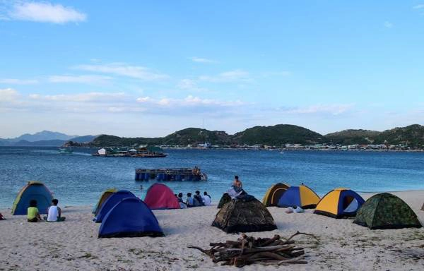 Cắm trại qua đêm ngay trên bãi biển là một trải nghiệm vô cùng thú vị – Ảnh: phuot